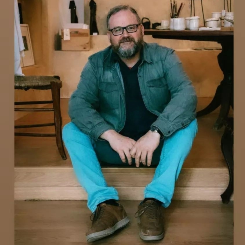 Antoni J. Fluxà assegut a l'escaló del seu taller de ceràmica